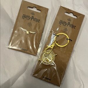 Harry Potter Gold Keyring and Pin Badge Set